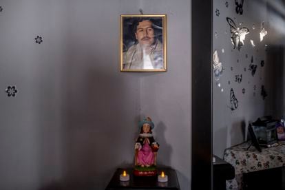 Altar consagrado a Pablo Escobar en la casa de María Eugenia Castaño, el 21 de noviembre de 2023.

