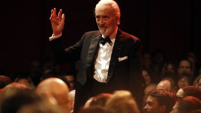 Christopher Lee saluda al público a su llegada al pase de la película 'Adiós a la reina' (2012), durante la 62ª gala del Festival Internacional de Cine de Berlín.