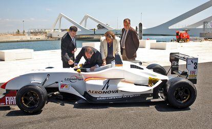 Jorge Martínez Aspar explica a Francisco Camps, Rita Barberá y Roig las características de un monoplaza así como el trazado del circuito de Fórmula 1 de Valencia, en junio de 2008.