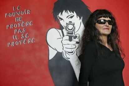 La francesa, conocida por sus pinturas de siluetas de mujeres hechas con plantillas y aerosoles en las paredes de las calles de París, ha fallecido a los 66 años a causa de una enfermedad, según indicó el Ministerio de Cultura francés.