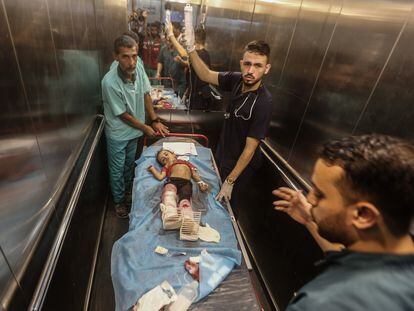 Sanitarios palestinos atendían el lunes a un niño herido en el hospital de Jan Yunis tras un ataque aéreo de Israel.