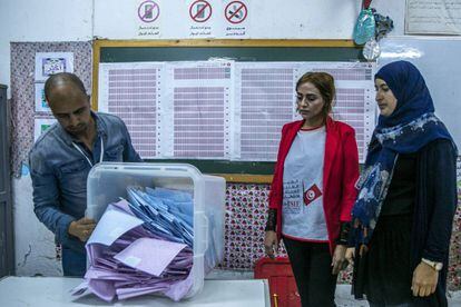 Inicio del recuento en las elecciones legislativas en Túnez