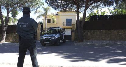 Un guardia civil vigila la casa donde se encontraron las dos víctimas mortales de Cádiz.
