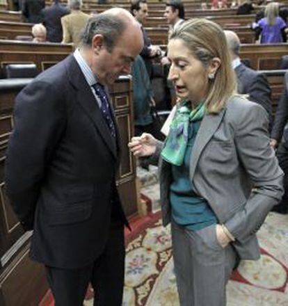 Los ministros de Econom&iacute;a y Fomento, Luis de Guindos y Ana Pastor, en el Congreso de los Diputados.