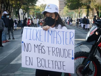 Una manifestante sostiene un cartel durante una protesta contra Ticketmaster, en Ciudad de México, el pasado 25 de enero.