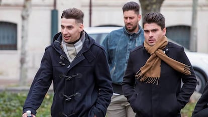 De izquierda a derecha, Carlos Cuadrado, Víctor Rodríguez y Raúl Calvo, exjugadores de la Arandina Club de Fútbol, a su llegada el pasado diciembre a la Audiencia Provincial de Burgos.
