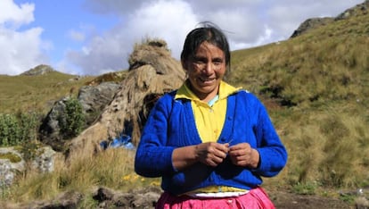 M&aacute;xima Acu&ntilde;a, ganadora del Premio Goldman, en la Laguna Azul