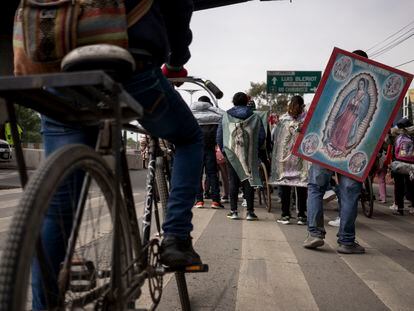 Peregrinos esperan en un semáforo en la calzada Ignacio Zaragoza, este 11 de diciembre.