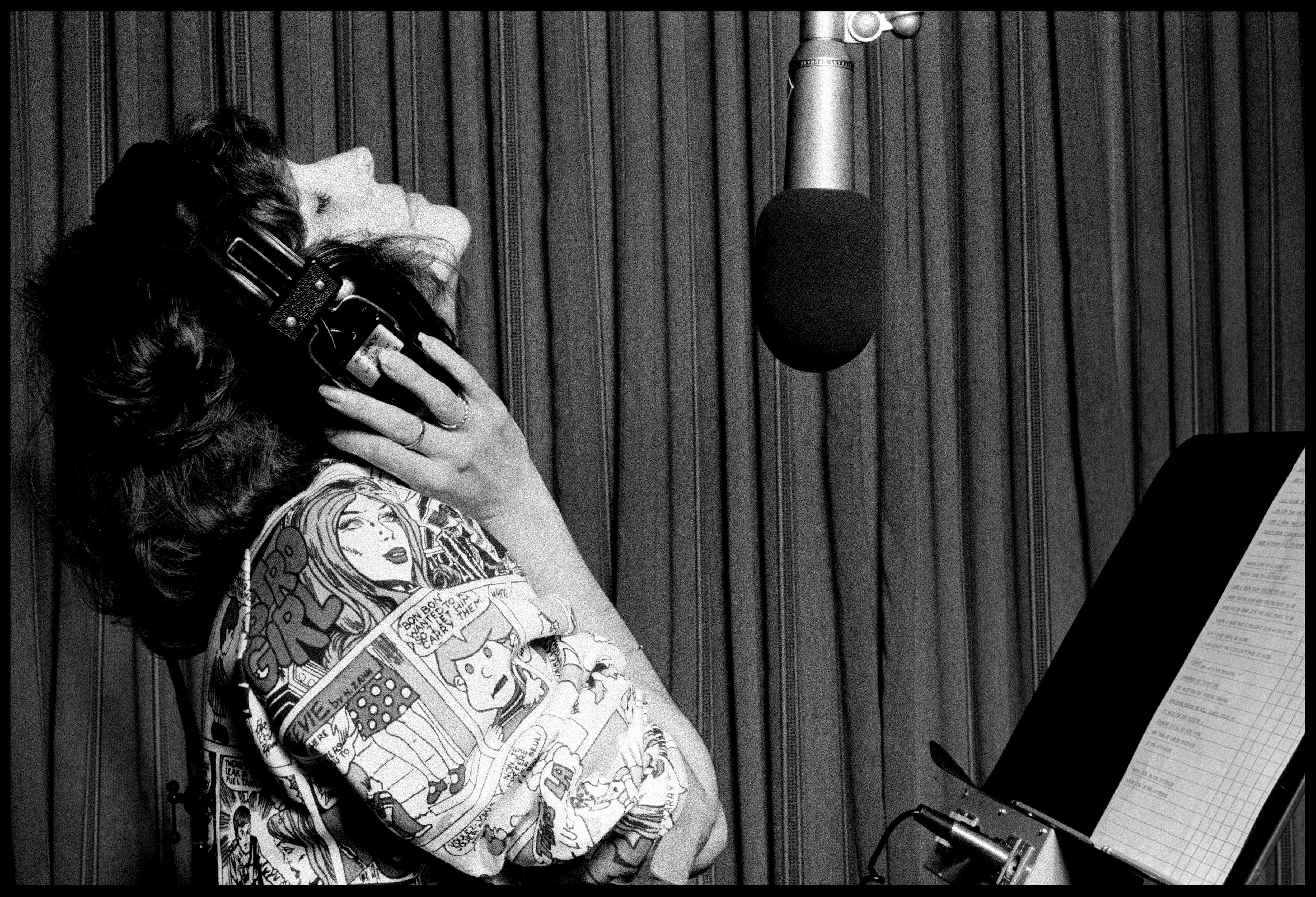 La cantante Karen Carpenter detrás de un micrófono en un estudio de grabación, en Los Ángeles, en 1980.