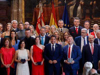 El presidente de la Generalitat, Carlos Mazón, en el centro, posa con los galardonados con las distinciones con motivo del 9 d'Octubre, Día de la Comunitat Valenciana, y cargos de su Consell y diversos representantes políticos.