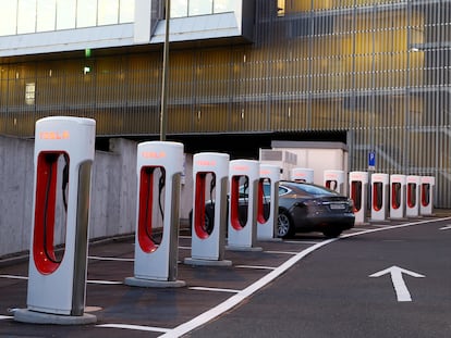 Cargadores de Tesla cerca de Affoltern am Albis (Suiza).