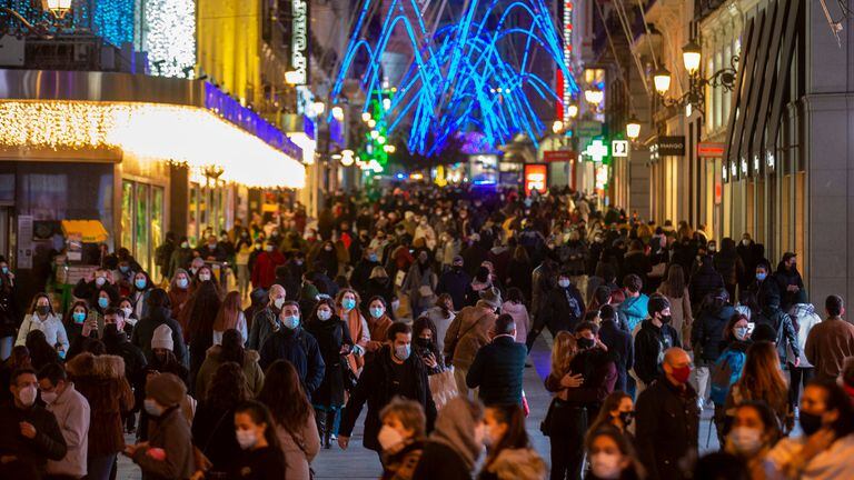 La gente camina por la calle Preciados de Madrid el miércoles.