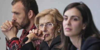 Carmena, flanqueada ayer por Nacho Murgui y por Rita Mestre, la n&uacute;mero tres de su lista.