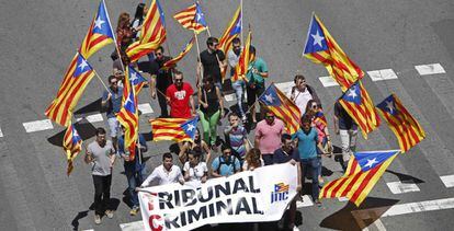 Una manifestación en Barcelona en contra de la suspensión de leyes catalanas.