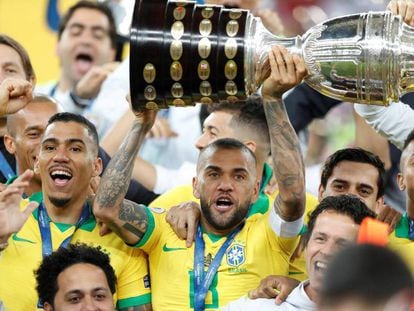 Dani Alves levanta la novena Copa América de Brasil.