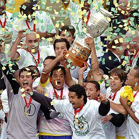 Los jugadores brasileños celebran la conquista de la Copa de América 2004.