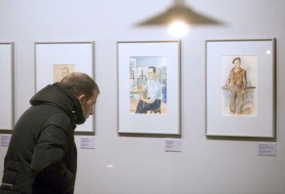 Un hombre observa varias de las piezas expuestas en la muestra