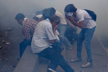 Varias personas resultan afectadas por gases lacrimógenos lanzados por efectivos de la Policía Nacional Bolivariana (PNB).