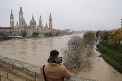 14/12/2021 - Zaragoza - En la imagen el Rio Ebro en su paso por Zaragoza. El nivel del agua va subiendo y se prevé que alcance el nivel mas alto sobre las 15:00 de esta tarde. Foto: Massimiliano Minocri 