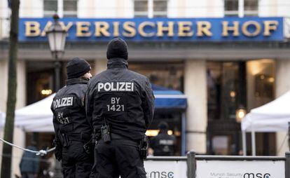 Dos agentes hacen guardia ante el Bayerischer Hof, el hotel donde se celebra la Conferencia de Seguridad de M&uacute;nich. 