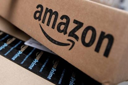 Cajas con el logotipo de Amazon.
