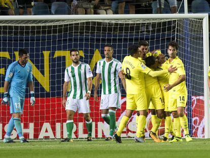 Los jugadores del Villarreal celebran el gol del colombiano Carlos Bacca.