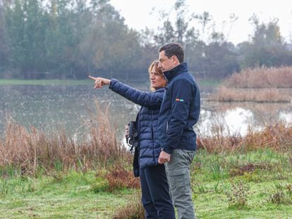 El presidente de la Junta de Andalucía, Juanma Moreno, y la vicepresidenta tercera y ministra de Transición Ecológica, Teresa Ribera, en el parque nacional de Doñana este lunes.