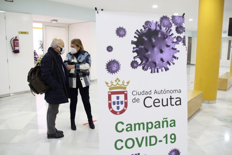 El consejero de Sanidad de Ceuta, Javier Guerrero, y la directora general de Sanidad, Rebeca Benarroch, vacunados contra la covid antes de su turno.