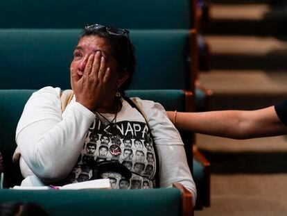 La familiar de uno de los 43 normalistas llora, el 25 de julio en Ciudad de México, durante la presentación de un reporte del GIEI.