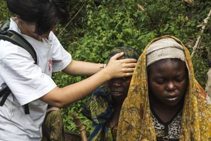 La doctora In&eacute;s Gonz&aacute;lez, de M&eacute;dicos Sin Fronteras, comprueba la temperatura de dos miembros de una familia con s&iacute;ntomas de malaria. 