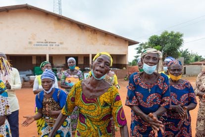 Las mujeres de Agbonhounssou bailan para dar la bienvenida a la comitiva de la fundación Anesvad que ha ido de visita, la primera desde la pandemia. En el centro social de este pueblo tiene lugar una sesión de formación para detectar ETD. Tambien se aprovecha para hablar de igualdad de género.