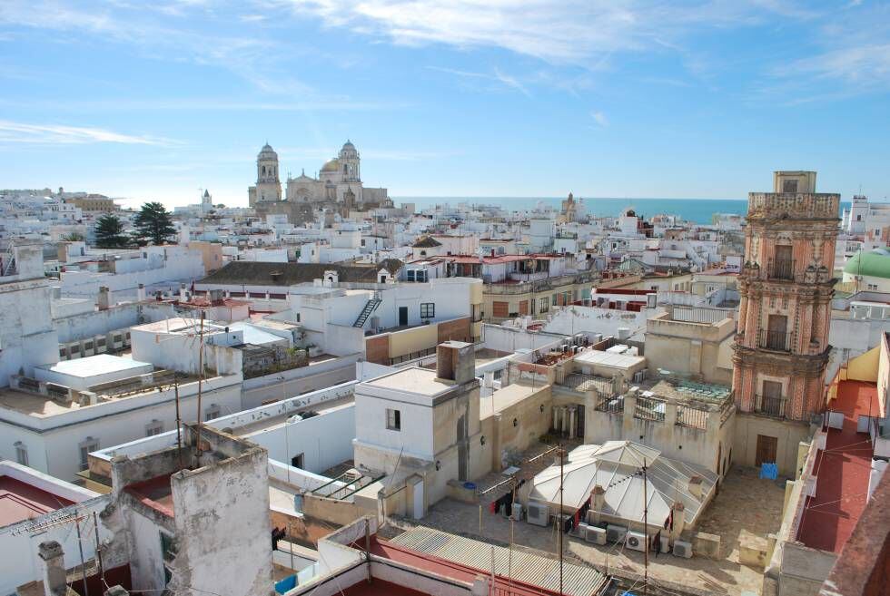 Vista de Cádiz con una de las torres miradores construidas en los siglos XVII y XVIII por los comerciantes para controlar la llegada de sus mercancías desde América