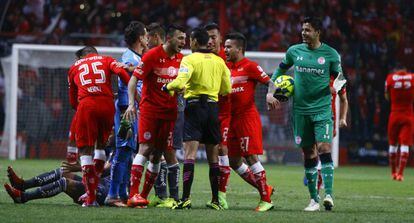 Los jugadores de Toluca recriminan al árbitro central