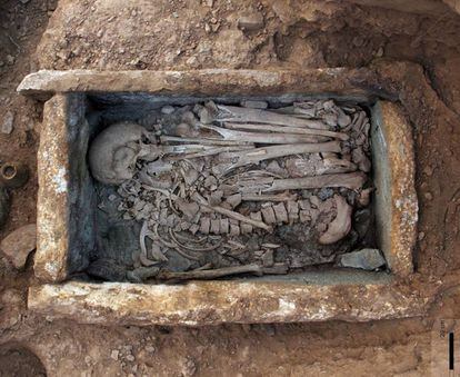 Enterramiento humano en el yacimiento de La Bastida, en Totana (Murcia).