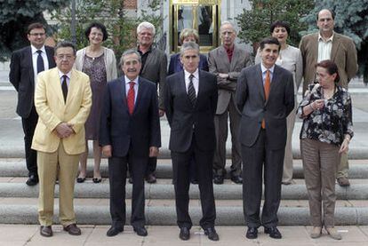 Los expertos que reinventarán el Valle de los Caídos, con el ministro Jáuregui (centro), ayer en La Moncloa.