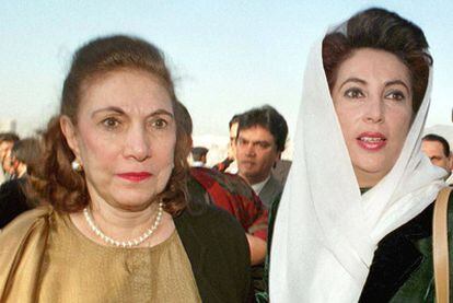 Nusrat Bhutto (izquierda), con su hija Benazir en 1997.