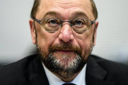 El líder del Partido Socialdemócrata (SPD) alemán, Martin Schulz, asiste a una reunión del grupo parlamentario de su partido en Berlín, después de que el SPD diera luz verde a la apertura de negociaciones formales para una nueva gran coalición con el bloque conservador de la canciller, Angela Merkel.