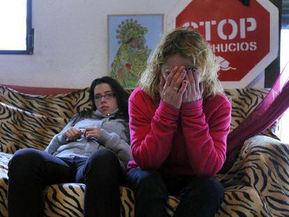 Gisela Bajo (a la derecha) y su hija, tras ser paralizado su desahucio en Valencia por la presi&oacute;n popular.