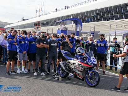 El equipo y los familiares de Dean Berta Viñales despiden al piloto en el minuto de silencio celebrado  en el circuito de Jerez.