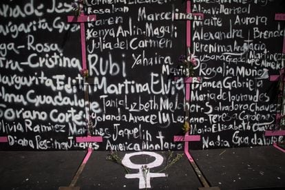 Nombres de mujeres asesinadas en México pintadas en la valla instalada por el Gobierno para proteger el Palacio Nacional de la manifestación del 8 de marzo