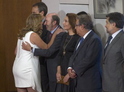 Susana Díaz saluda a Alfredo Pérez Rubalcaba tras tomar posesión como presidenta de la Junta.