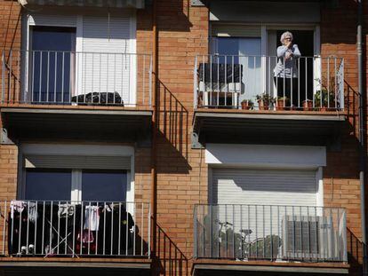 Una mujer en el balcón de su casa en Terrassa durante el estado de alarma.