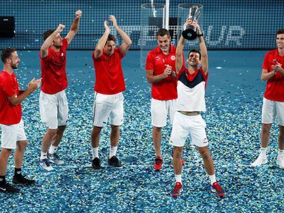 Djokovic celebra el título junto a sus compañeros en Sídney.