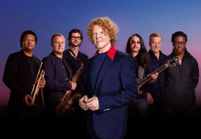 Mick Hucknall (centro), con los miembros de Simply Red. 