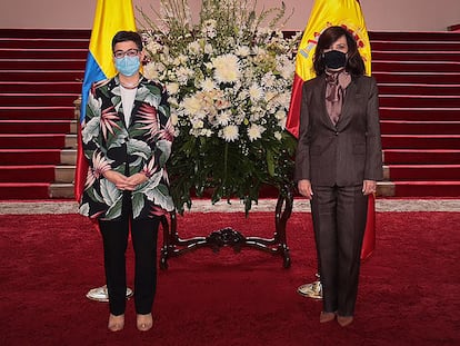 La ministra de Asuntos Exteriores de España, Arancha González Laya, junto a la canciller colombiana, Claudia Blum en el Palacio de San Carlos, en Bogotá.