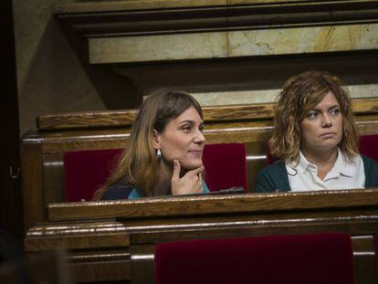 Las diputadas Jessica Albiach (der.) y Elisenda Alamany, de Catalunya en Comú, durante el pleno