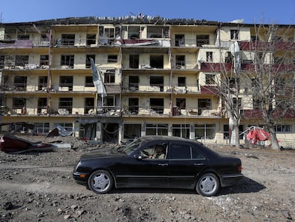 Un coche pasa por delante de un edificio bombardeado en Shushá, el pasado 29 de octubre.