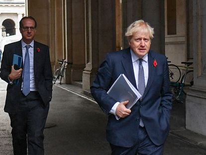 Boris Johnson, en noviembre de 2020, seguido por su secretario privado, Martin Reynolds, autor del correo electrónico que invitaba a 100 personas a una fiesta en Downing Street.