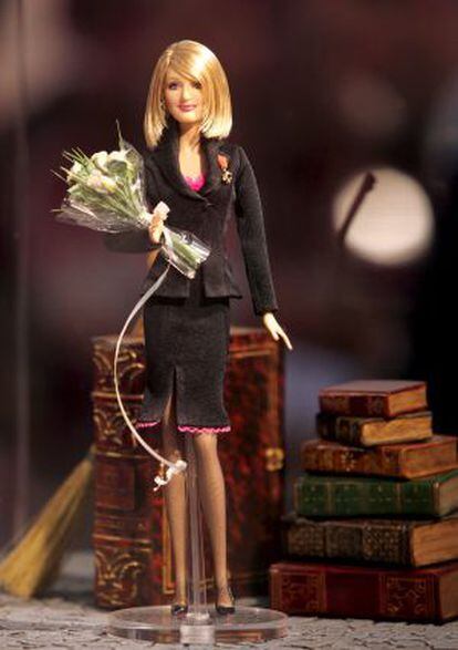 Una muñeca Barbie con la cara de la escritora J. K Rowling