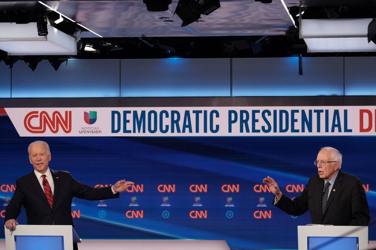 Sanders y Biden, durante el debate de este domingo.